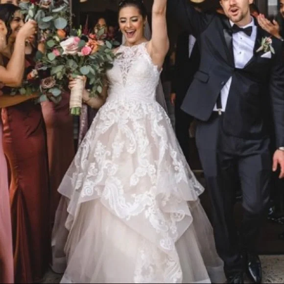 Beautiful Wedding Dress - Picture 2 of 7